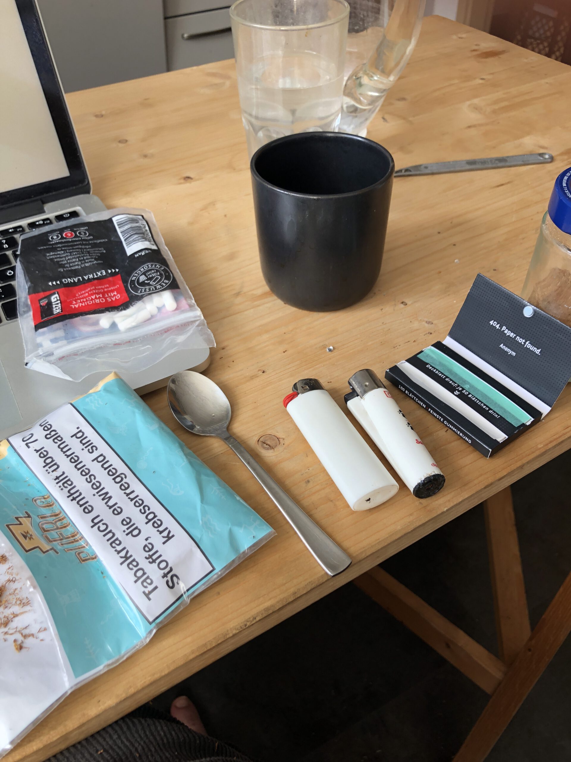 Szenerie meines Küchentischs. Kaffeetasse und Drehzeug, das von 40g Inhalt auf 30g "geschrumpft" ist